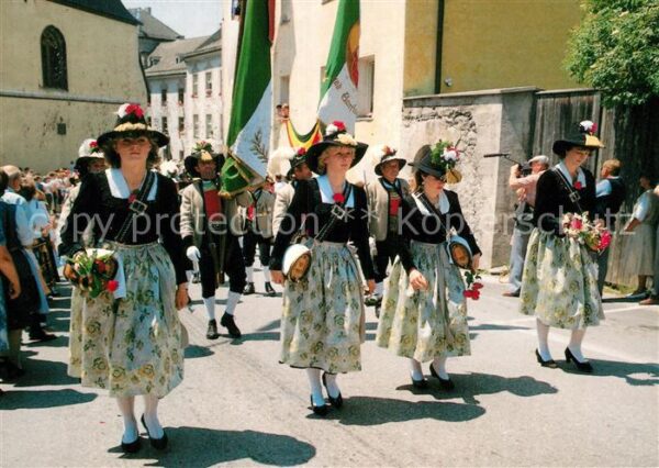 Trachten Tirol Trachtenumzug Marketenderinnen