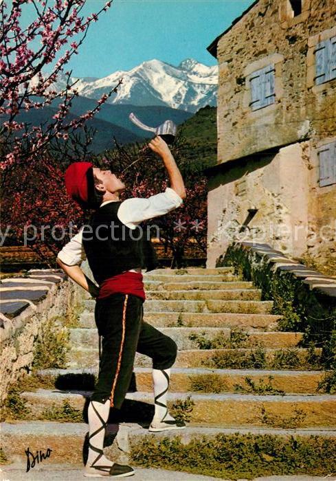Trachten Frankreich Jeune Catalan buvant au Porro Canigou