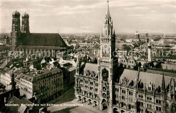 Muenchen Marienplatz Rathaus Frauenkirche