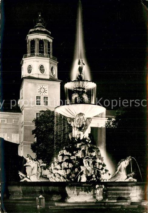 Salzburg Oesterreich Residenzbrunnen Glockenspiel