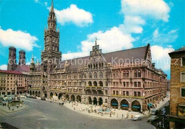 Muenchen Frauenkirche und Rathaus
