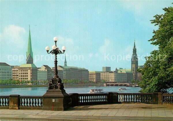 Hamburg Partie am Wasser mit Kirchtürmen