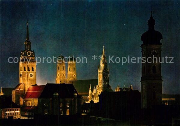 Muenchen Türme der Stadt bei Nacht