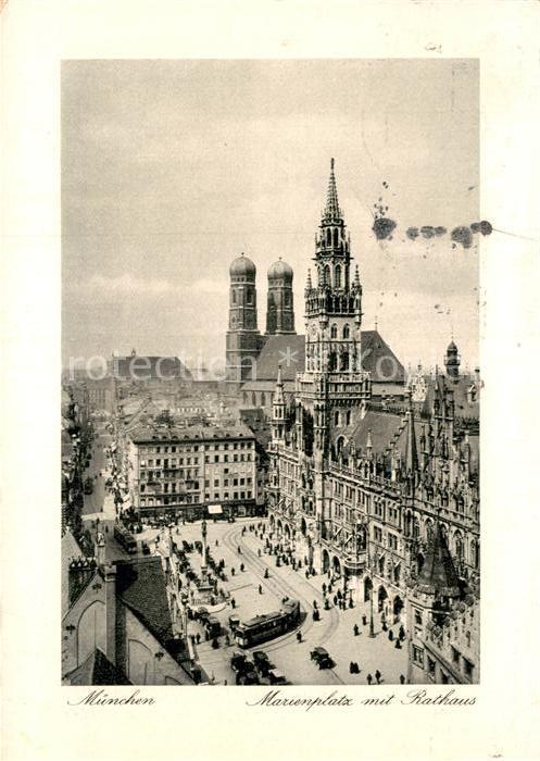Muenchen Marienplatz mit Rathaus Frauenkirche
