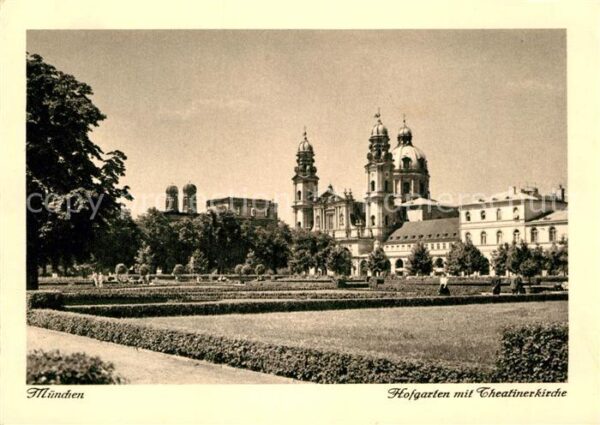Muenchen Hofgarten mit Theatinerkirche