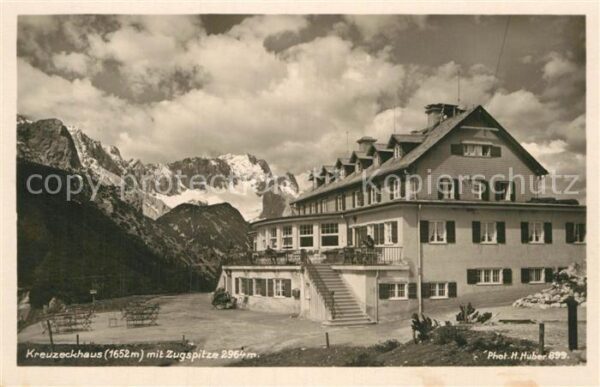 Kreuzeckhaus Berghaus mit Zugspitze Wettersteingebir