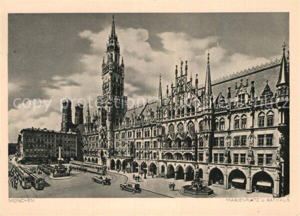 Muenchen Marienplatz und Rathaus Türme der Fraue