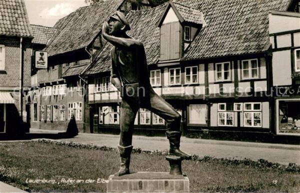 Lauenburg Elbe Rufer Statue an der Elbe Fachwerkhaus