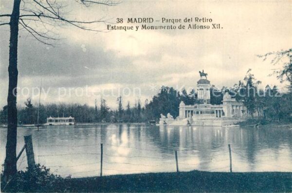 Madrid Spain Parque del Retiro Estanque y Monumento