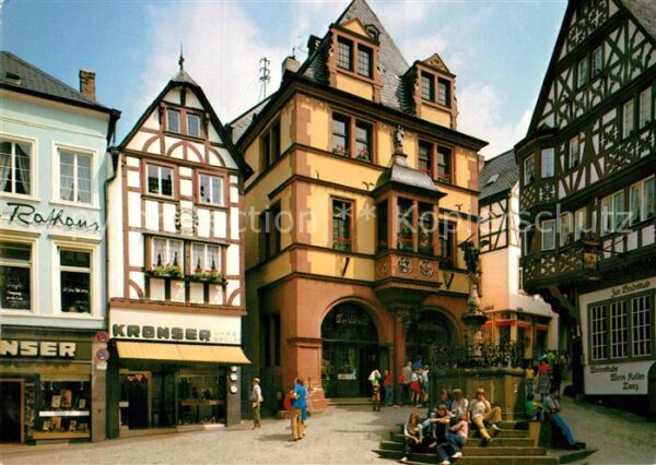 Bernkastel-Kues Markt mit Rathaus Brunnen Fachwerkhäuse