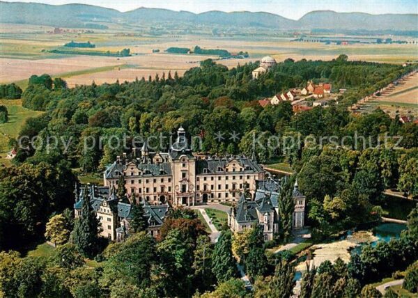 Bueckeburg Schloss mit Mausoleum und Wesergebirge