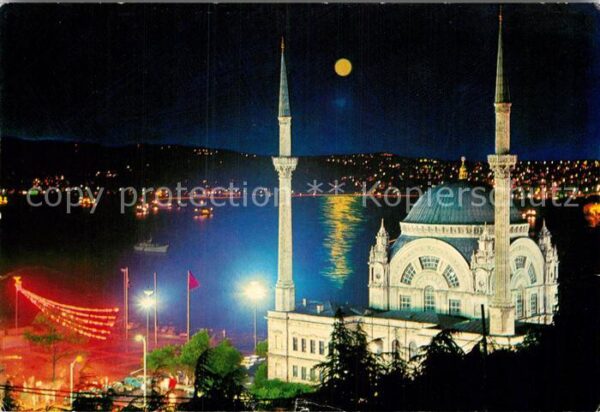 Istanbul Constantinopel Dolmabahce Moschee und Bosphorus