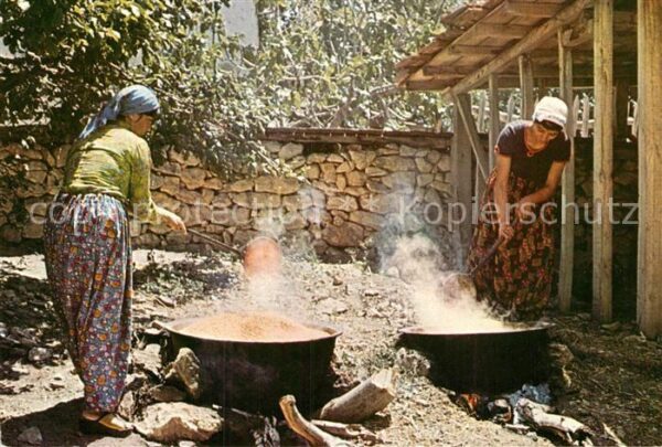 Tuerkei Turkey Türkinnen beim Kochen