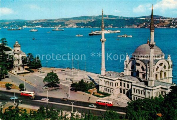 Istanbul Constantinopel Dolmabahce Moschee und Bosphorus