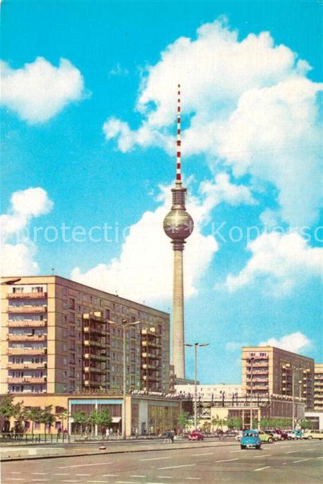 Berlin Karl Marx Allee mit Fernsehturm
