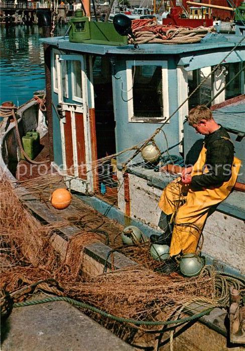 Fischerei Fischerjunge beim Netzflicken