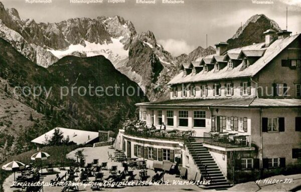 Kreuzeckhaus mit Zugspitze und Waxenstein