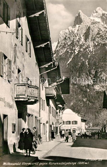 Mittenwald Bayern Obermarkt mit Karwendelgebirge