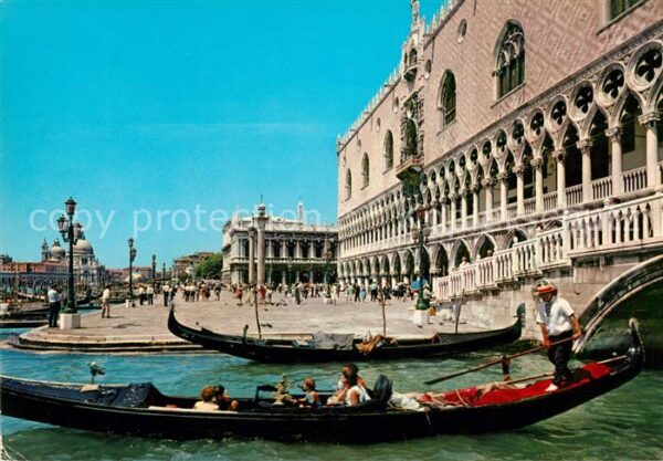 Venezia Venedig Dogenpalast und Schiavoni Ufer mit Gond