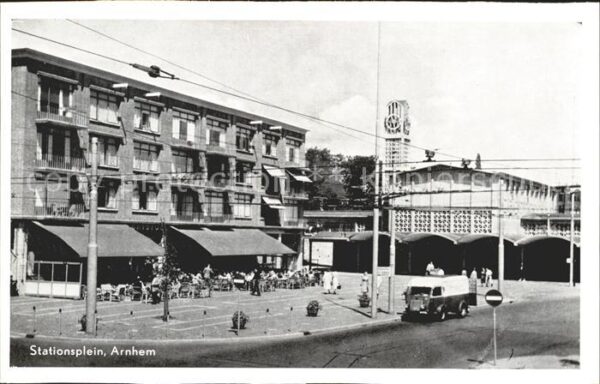 Arnhem Stationsplein Bahnhofsplatz