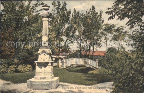 Zaandam Volkspark met Gedenkzuil Denkmal