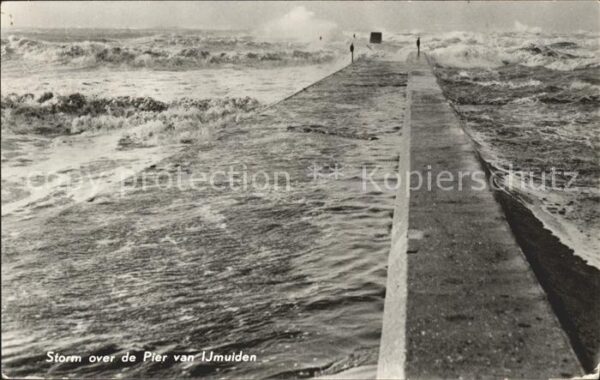 Ijmuiden Storm over de Pier