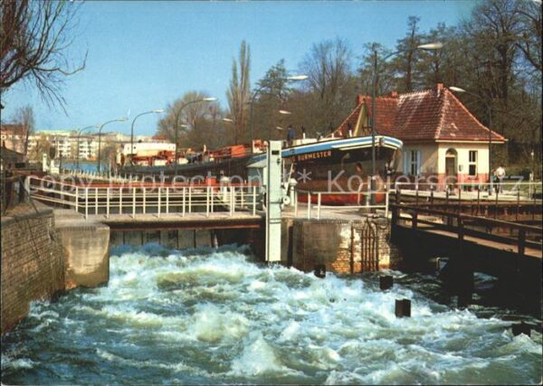 Berlin Spandauer Schleuse Schiff