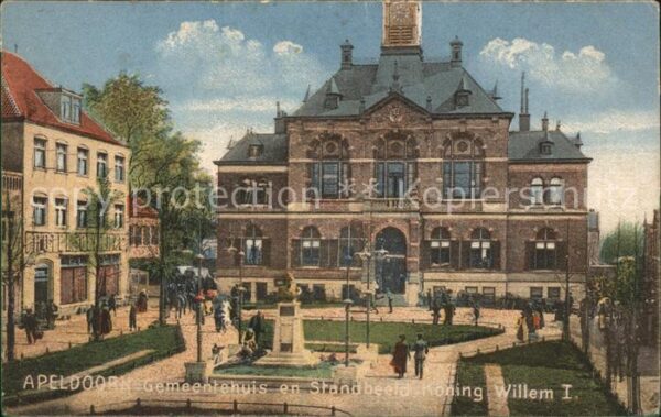 Apeldoorn Gemeenntehuis Standbeeld Koning Willem