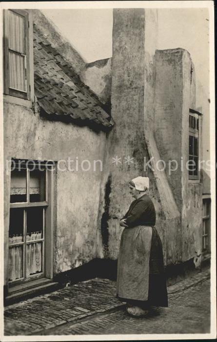 Katwijk Frau vor einem Haus