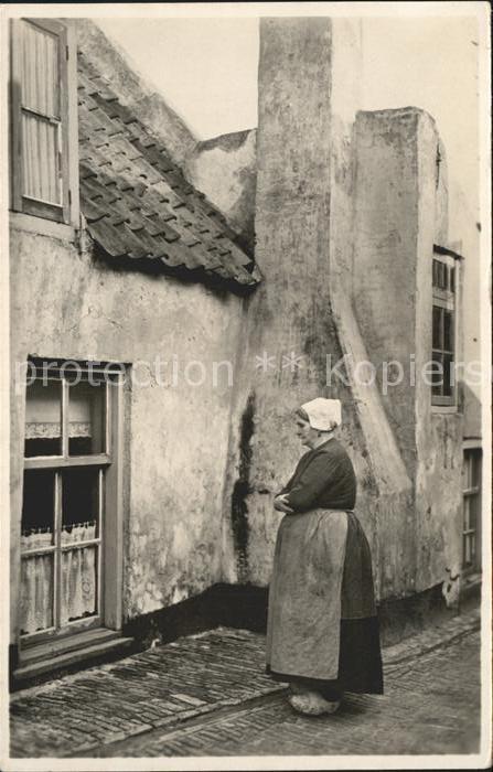 Katwijk Frau vor einem Haus