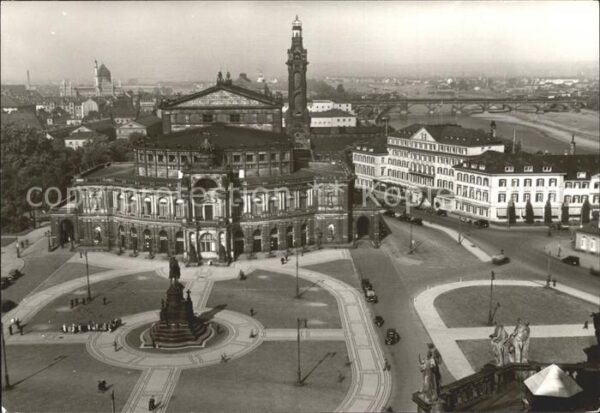 Dresden Blick vom Schlossturm auf Theaterplatz
