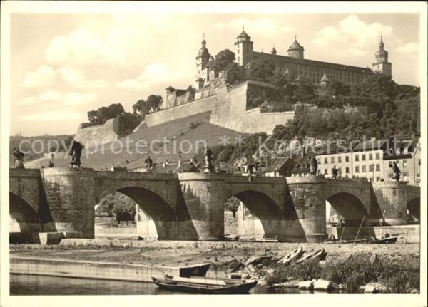 Wuerzburg Festung Marienberg mit alter Mainbrücke