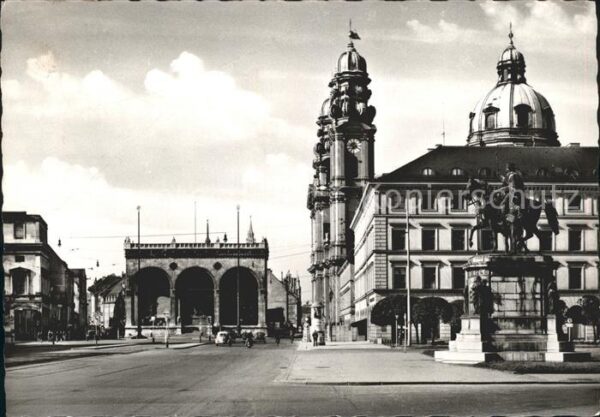 Muenchen Odeonsplatz mit Feldherrnhalle und Thea