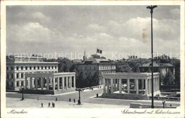 Muenchen Ehrentempel mit Führerhäusern