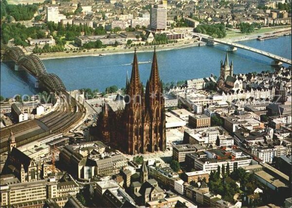 Koeln Rhein Altstadt mit Dom Hohenzollernbrücke Deu