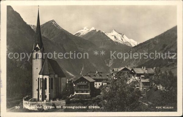 Heiligenblut Kaernten Dorfpartie mit Kirche und Grossglockner