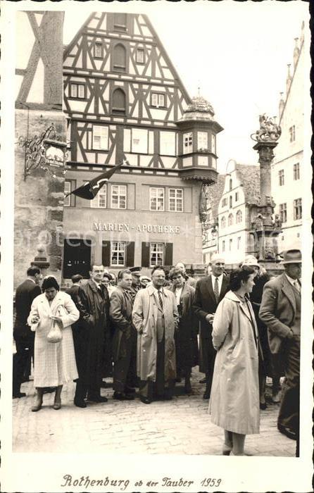 Rothenburg Tauber Menschenansammlung vor Marien-Apotheke