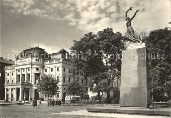 Bratislava Pressburg Pozsony Narodne divadio pomnik vdaky Sovietskej