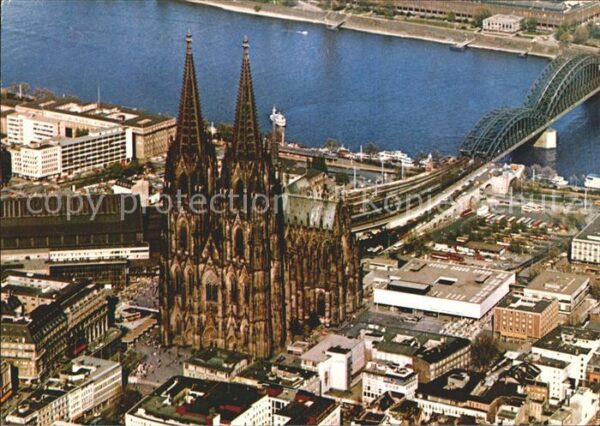 Koeln Rhein Dom mit Hauptbahnhof Hohenzollernbrücke