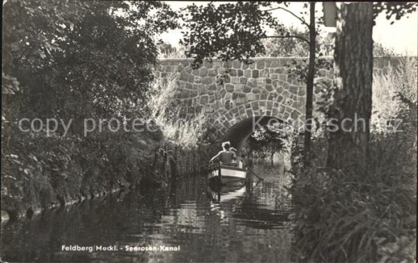 Feldberg Mecklenburg Seerosen-Kanal Boot