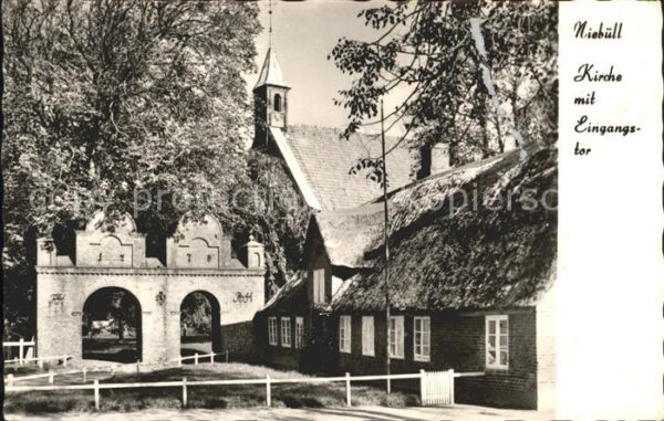 Niebuell Kirche mit Eingangstor
