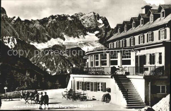 Kreuzeckhaus mit Zugspitze