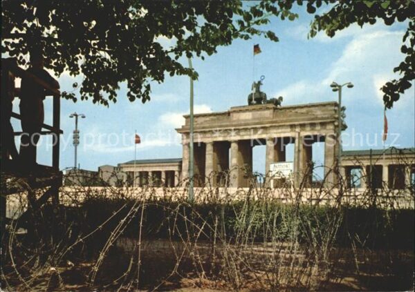 Berliner Mauer Berlin Wall Brandenburger Tor mit Mauer und Stachel