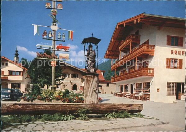 Ruhpolding Dorfplatz Maibaum Marienbrunnen
