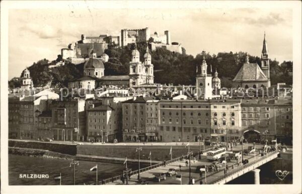 Salzburg Oesterreich Staatsbrücke mit Altstadt