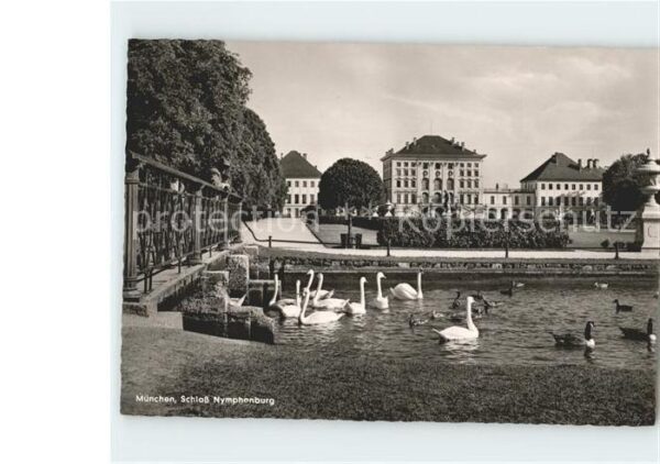 Muenchen Schloss Nymphenburg Schwanenteich