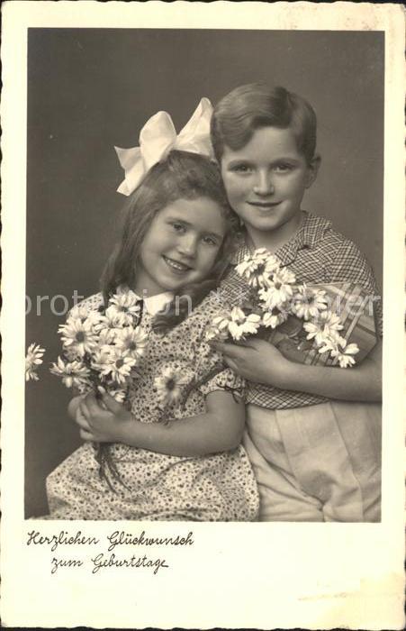 Foto NPG Nr. 3933 Kinder Margeriten Geburtstag