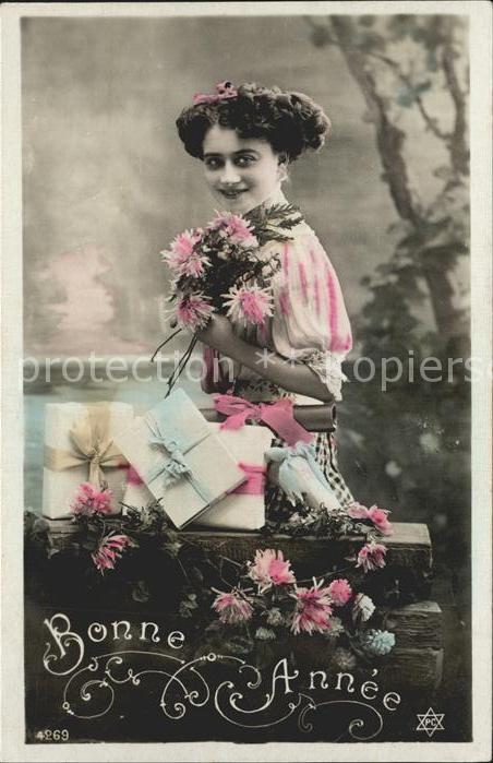 Foto PC Paris Nr. 4269 Neujahr Mädchen Geschenke Blumen