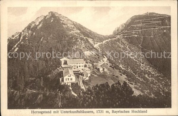 Herzogstand mit Unterkunftshäusern Bayr Hochland
