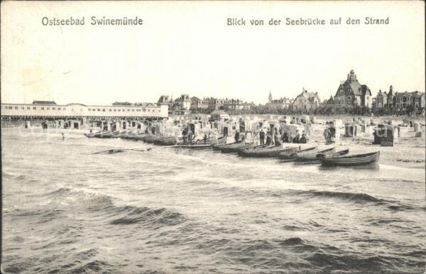 Swinemuende Ostseebad Westpommern Blick von der Seebrücke auf den Strand
